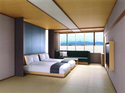 sypialnia z łóżkiem i dużym oknem w obiekcie Biwako Ryokusuitei w mieście Otsu