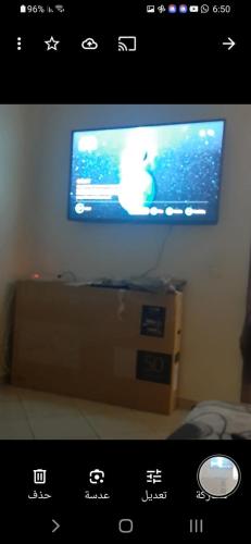 einen Flachbild-TV auf einer Box in der Unterkunft Avito maroc in Oulad Yakoub