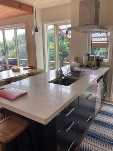 a kitchen with a sink and a counter top at コースタルキャビン - シービュー バーベキュー ピザ サウナ プール ホットタブ - Coastal Cabin Chiba - Seaview BBQ PIzza Sauna Pool Hot-tub in Iwada