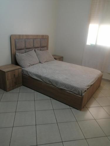 ein Bett auf einem Fliesenboden in einem Schlafzimmer in der Unterkunft Avito maroc in Oulad Yakoub