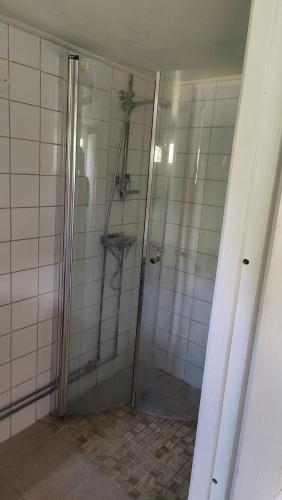 y baño con ducha y puerta de cristal. en Minivilla in Gustavsvik Nacka, en Gustavsvik