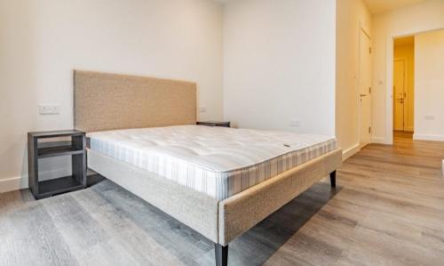 Postel nebo postele na pokoji v ubytování Two-bedroom spacious apartment