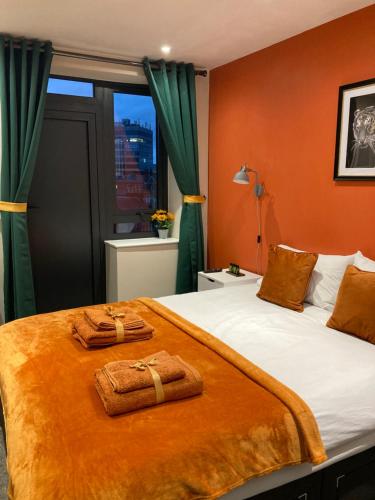 a hotel room with two beds with towels on them at Central Sheffield 3BED 3BATH V Pent-Apartment in Sheffield