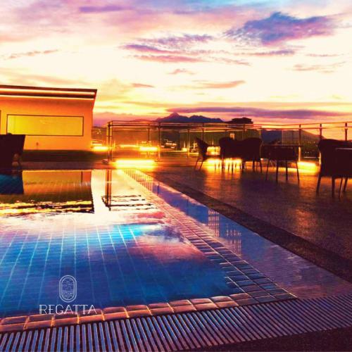 - une piscine sur la terrasse d'un bateau de croisière au coucher du soleil dans l'établissement Kozi Nest, à Kuching
