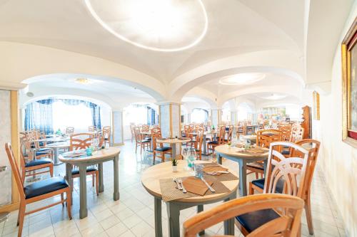 Hotel Terme Don Pepeにあるレストランまたは飲食店