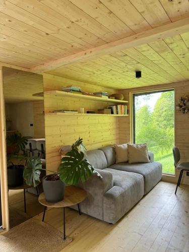 ein Wohnzimmer mit einem Sofa und einem Tisch in der Unterkunft Tré in Čenkovice