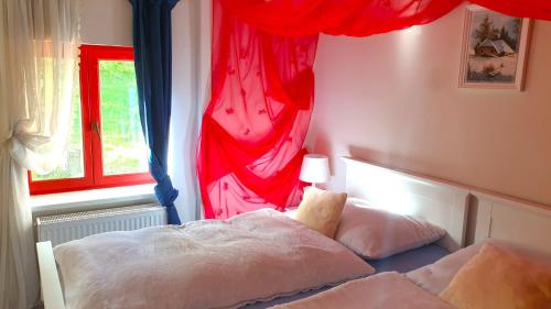 Katil atau katil-katil dalam bilik di Five maple home for families and wild nature lovers