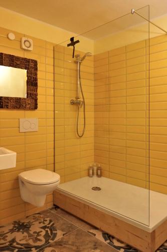 Ένα μπάνιο στο Gästezimmer Klassen(T)raum