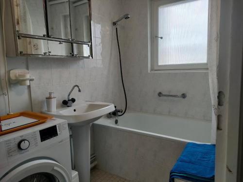 une salle de bain avec un lavabo et une machine à laver dans l'établissement Ref 031 T3 mezzanine vue mer à louer pour 4-6 personnes, à Arzon