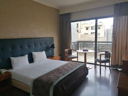 Postel nebo postele na pokoji v ubytování Charles Hotel