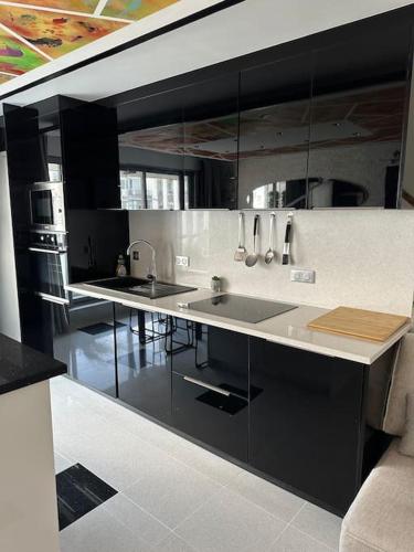 une cuisine avec un évier et un plan de travail dans l'établissement JOIA PARIS - Vaugirard, à Paris