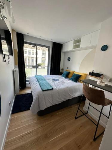 une chambre avec un grand lit et un bureau dans l'établissement JOIA PARIS - Vaugirard, à Paris