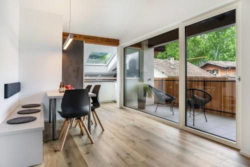 a kitchen and dining room with sliding glass doors at Richard´s Home Auer in Auer