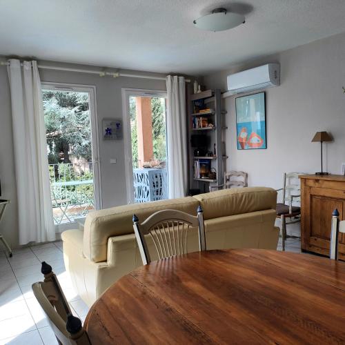 un salon avec une table et un canapé dans l'établissement Taia, à Grimaud