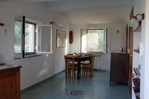 cocina con mesa y sillas en una habitación en Tenuta Petreria en Santo Stefano di Camastra