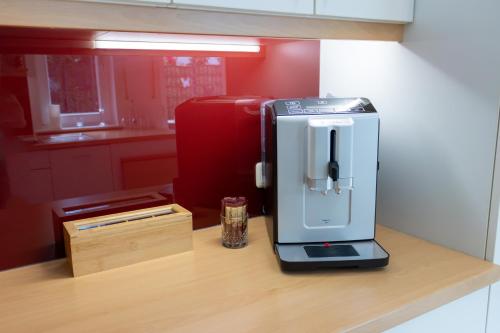 a coffee machine sitting on a counter in a kitchen at Denkmalgeschütztes Fachwerkhaus im Zentrum mit Garage in Ibbenbüren