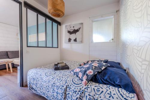 a bedroom with a bed and a window at Appartement avec terrasse/Bord de mer/Idéal SURF in Seignosse