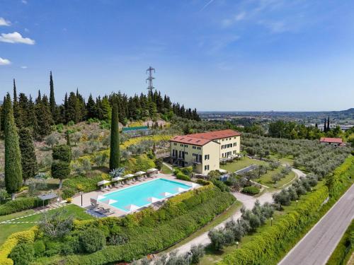 una vista aérea de una finca con piscina en Residence Fontanelle, en Cavaion Veronese