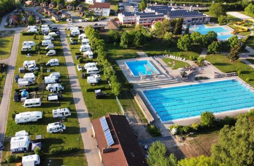 eine Luftansicht auf einen Parkplatz mit Pool in der Unterkunft Tinyhaushotel - Campingpark Nabburg in Nabburg
