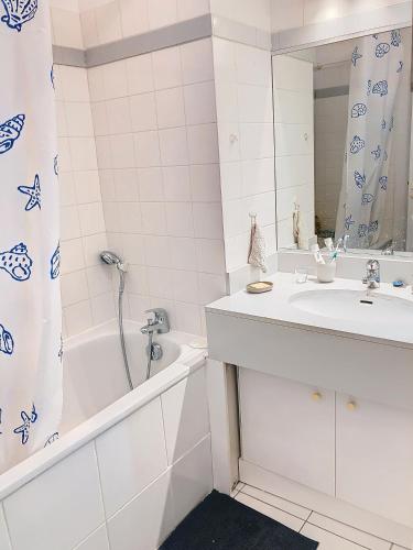 une salle de bain avec un lavabo, une baignoire et un miroir dans l'établissement le Signoret, à Aix-en-Provence