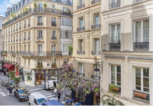 Un grand bâtiment avec des fleurs sur son côté dans l'établissement Les Secrets de la rue Dauphine, à Paris