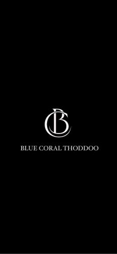 Blue Coral Thoddoo في ثودو: شعار حرف ب على خلفية سوداء