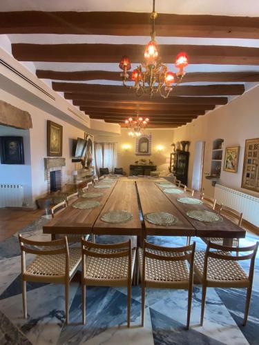 Μια τηλεόραση ή/και κέντρο ψυχαγωγίας στο Masia de Queralt Luxury Casa Rural Spa y Vistas