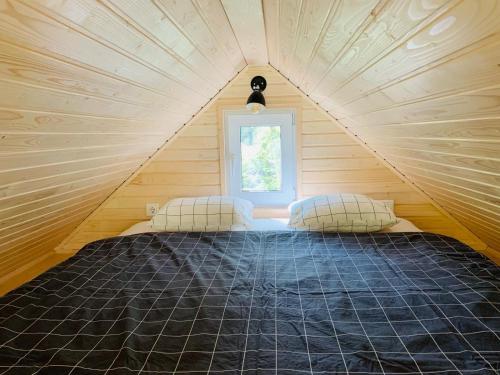 een slaapkamer met een groot bed in een tent bij Zbrusu nový luxusní Tiny House kousek od Moravského krasu 