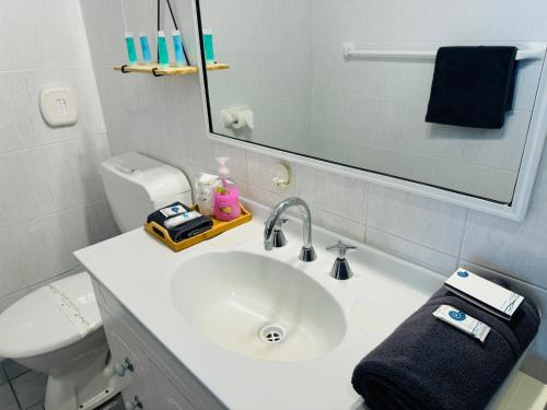塔姆沃思的住宿－城市鄉間汽車旅館，一间带水槽、卫生间和镜子的浴室