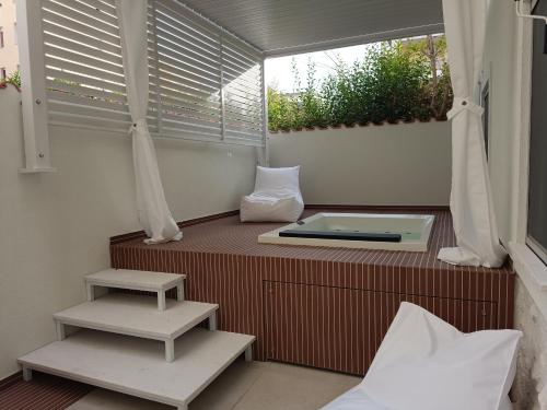 I Limoni في ألغيرو: شرفة مع حوض استحمام ساخن ونافذة