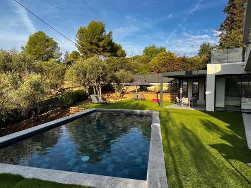une piscine dans l'arrière-cour d'une maison dans l'établissement Villa Mangenie, à Valbonne