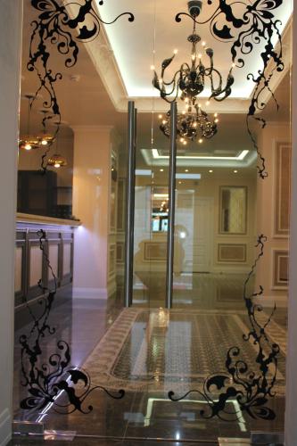 um quarto com um lustre e um corredor com piso em Hotel Rossiya em Noyabrsk