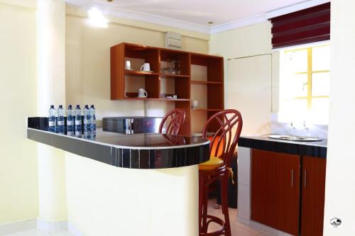 Η κουζίνα ή μικρή κουζίνα στο IZAAK WALTON INN Embu