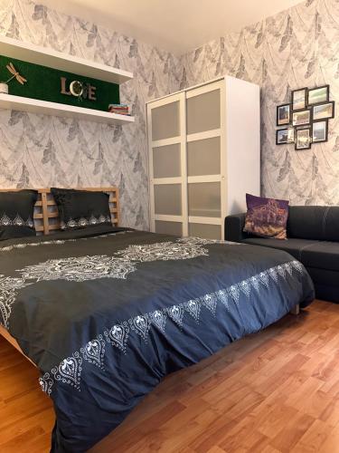 une chambre avec un grand lit et un canapé dans l'établissement Independent studio-Center of Paris 13th arrondissement, à Paris