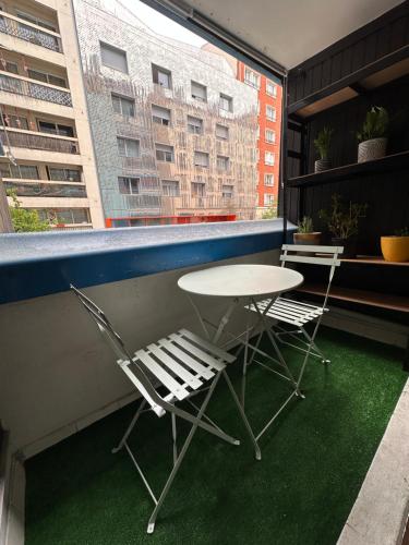 d'une table, d'une table et de chaises sur un balcon. dans l'établissement Independent studio-Center of Paris 13th arrondissement, à Paris