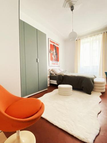 een slaapkamer met een bed, een stoel en een tapijt bij Marina Motel in Marseille