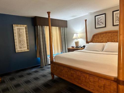 1 dormitorio con 1 cama grande con marco de madera en Holiday Inn Express and Suites Meriden, an IHG Hotel, en Meriden