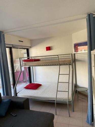 une chambre avec un lit superposé dans une pièce dans l'établissement Appartement T2+cabine dans résidence au cap d’Agde, au Cap d'Agde