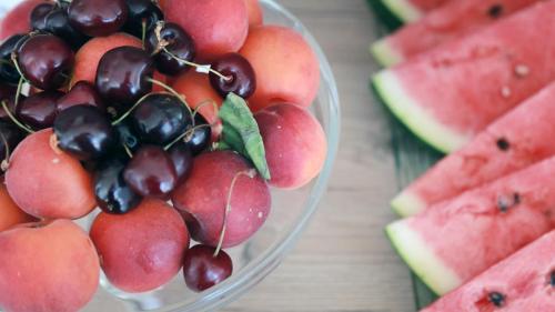 a glass bowl of fruit with grapes and watermelon at BeB Villa Pacifica in Peschici