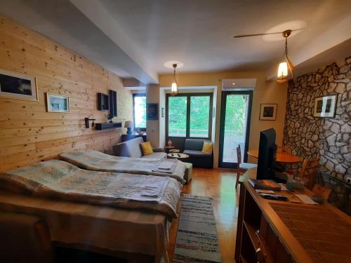 Zimmer mit 2 Betten, einem Sofa und einem TV in der Unterkunft Luccia Apartments - Ohrid City Centre in Ohrid