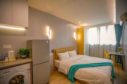上海的住宿－客堂涧公寓酒店，小房间设有床铺和洗衣机