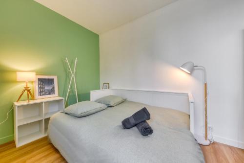 une chambre avec un grand lit avec deux oreillers dans l'établissement Le Nid Cozy - Face Gare De Corbeil, à Corbeil-Essonnes