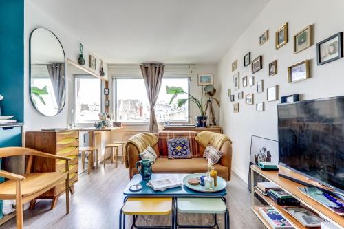 un salon avec un canapé et une table dans l'établissement Grand studio Quartier branché, à Paris