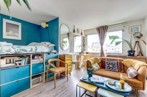 un salon avec un mur bleu dans l'établissement Grand studio Quartier branché, à Paris