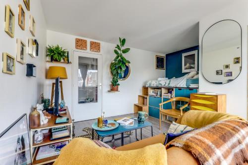 un salon avec un canapé et une table dans l'établissement Grand studio Quartier branché, à Paris