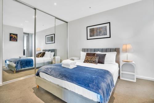 um quarto com 2 camas e um espelho em Stunning 3B2B1C high-rise with a water frontage 1 em Melbourne