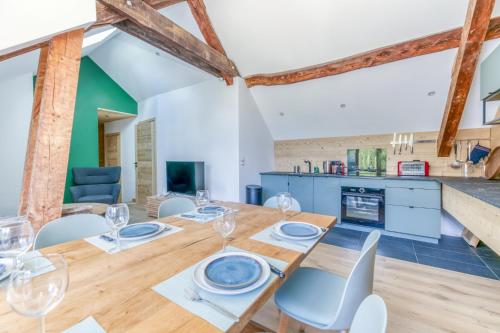 a dining room and kitchen with a wooden table and chairs at Meije - 3 Belles chambres - Calme - Wifi - Vue in Le Bourg-dʼOisans