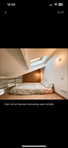 une chambre avec un lit dans une pièce dans l'établissement Studio chaleureux, à Nice