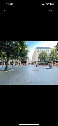 un groupe de personnes jouant sur une place de la ville dans l'établissement Studio chaleureux, à Nice