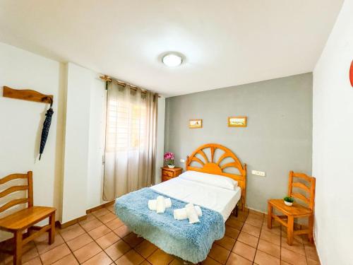 a bedroom with a bed with two stuffed animals on it at Cisne del Mar ComoTuCasa in Castellón de la Plana